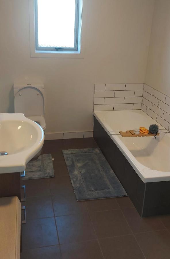 Cozy, New, Private 3 Bedroom Home Hamilton Eksteriør bilde